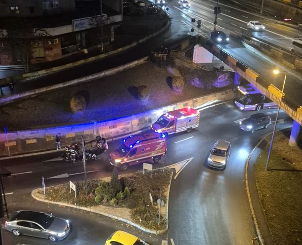 Mașină răsturnată sub podul din Mărăști|Foto: monitorulcj.ro