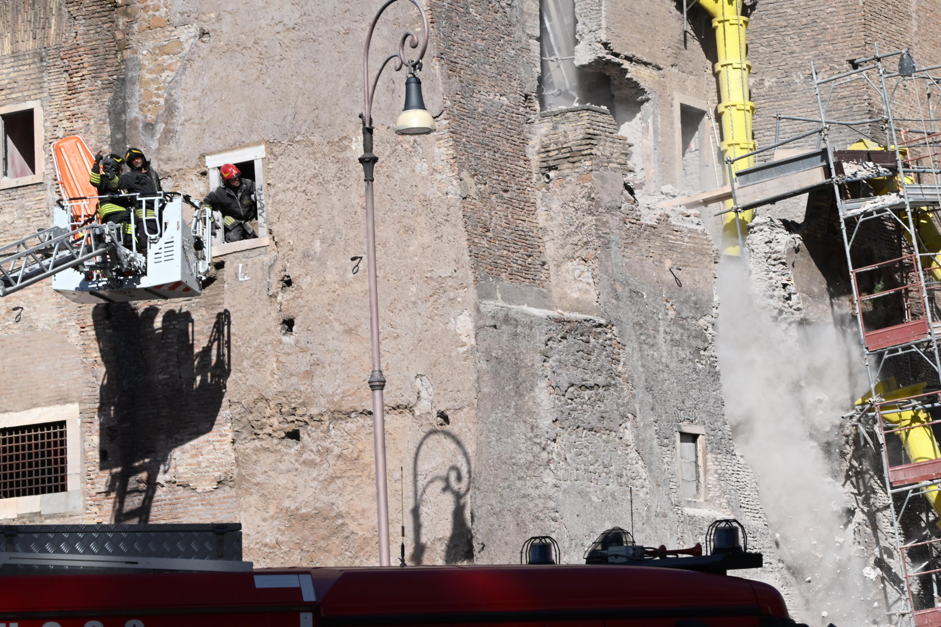 Prăbușirea parțială a unei secțiuni din Torre dei Conti, lângă Forumul Imperial din Roma, Italia, 3 noiembrie 2025.|Foto: EPA/MAURIZIO BRAMBATTI – Agerpres