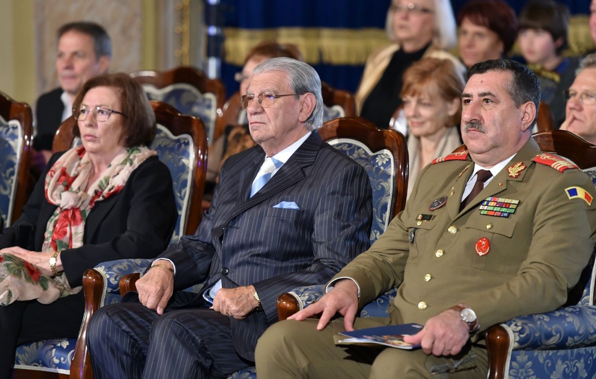 Emeric Ienei, în centru, fostul antrenor de la Steaua / Sursa: RADU TUTA / AGERPRES FOTO