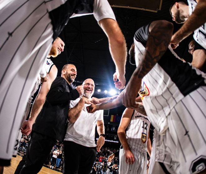 Victoria cu Borac Čačak, cadou pentru antrenorul Mihai Silvășan la meciul cu numărul 500 pentru U-BT|Foto: U-BT Cluj-Napoca – Facebook