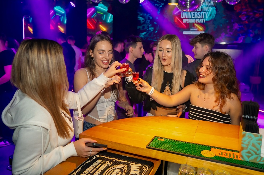 Cluburile de noapte și barurile din Cluj-Napoca introduc „Angel Shot”, codul care ajută femeile aflate în pericol |Foto: Facebook After Eight - Cocktail Club.