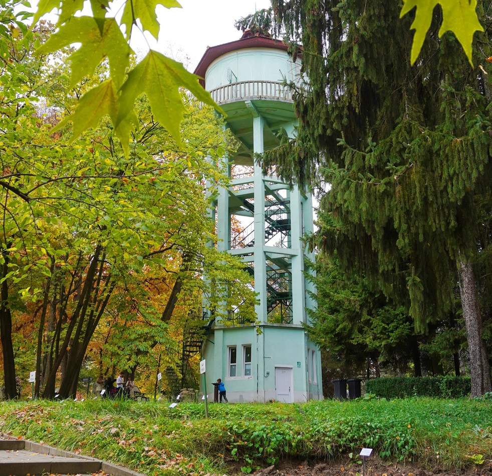 Polițiștii clujeni au fost sesizați cu privire la faptul că, în incinta Grădinii Botanice, o femeie s-ar fi aruncat de la înălțime dintr-un turn| Foto: Grădina Botanică Alexandru Borza Cluj-Napoca Universitatea Babeș-Bolyai - Facebook