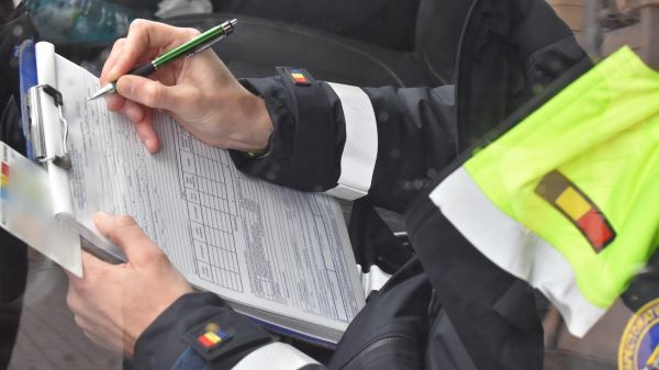 Șofer de 22 de ani cu permisul suspendat și amendă de peste 4.000 de lei pentru că a fugit de Poliție și a condus pe contrasens pe o stradă din Cluj-Napoca| Foto: IPJ Cluj