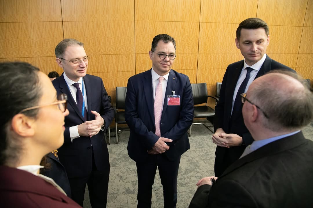 Delegația României care a participat la Grupul de lucru al Organizației pentru Cooperare și Dezvoltare Economică pentru integritate publică a fost condusă de președintele Senatului, clujeanul Mircea Abrudean (foto, în dreapta, alături de secretarul de stat Luca Niculescu, în stânga, și secretarul general al Guvernului, Radu Oprea). Foto: Facebook/Luca Niculescu