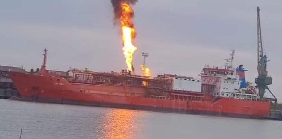 Localitatea tulceană Plauru, evacuată după ce rușii au lovit o navă încărcată cu GPL la granița ucraineană. Risc de explozie pe Dunăre.|Sursa: Info Tulcea