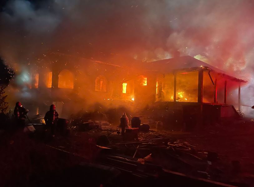 Intervenție dificilă pentru stingerea unui incendiu care a cuprins o locuință din localitatea Deușu din comuna Chinteni. Un pompier a ajuns la spital|Foto: ISU Cluj