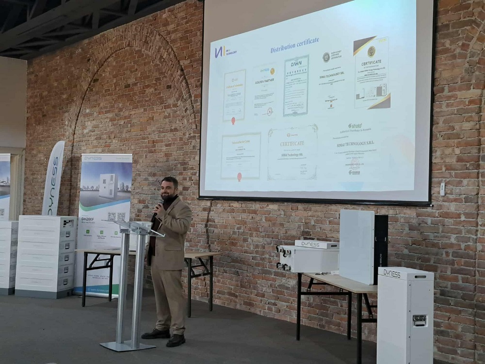 Paul Giurea, Regional Manager Simai Technology, prezintă evoluția companiei, fondată în 2022. Simai se concentrează pe producția de panouri fotovoltaice și a dezvoltat, în ultimii ani, o rețea extinsă de distribuție în Europa, Asia de Sud-Est, Africa și America Latină |Foto - monitorulcj.ro