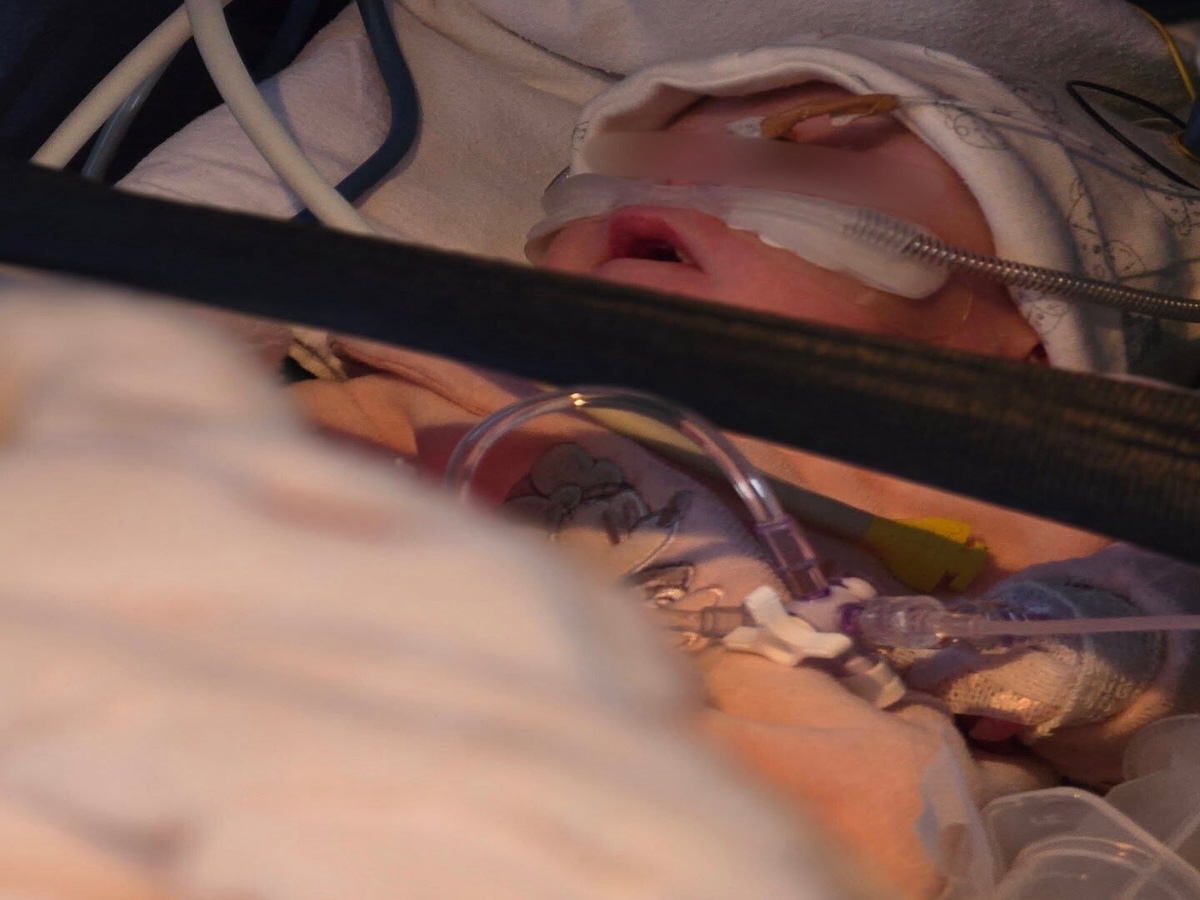 Teodora, o fetiță de doar 5 luni a fost transportată cu succes de Asociața Blondie pentru o operație complicată la inimă | Foto: Facebook, Asociația Blondie