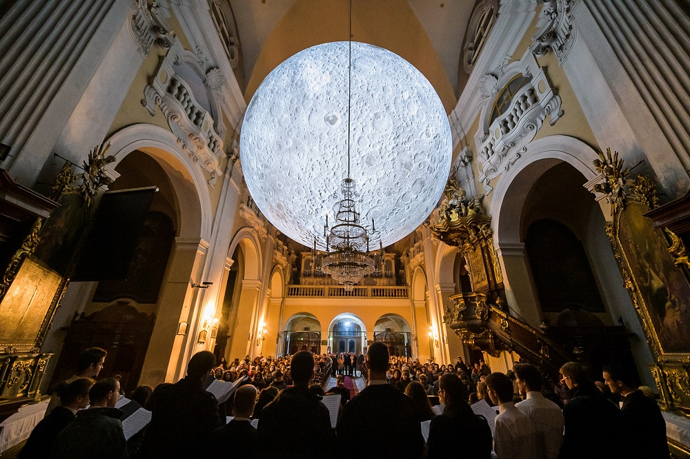 Anul acesta, Luna revine pe strada Mihail Kogălniceanu, însă într-un decor diferit: în zona clădirii spectaculoase a rectoratului UBB | Foto: Lights On România