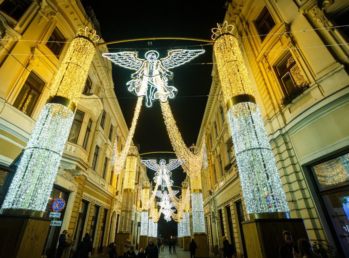 Noi instalații de iluminat pe două străzi pietonale din centrul Clujului. Emil Boc: „Clujenii se vor bucura de o atmosferă specială pe întreaga perioadă a sărbătorilor de iarnă”.|Foto: Primăria Cluj-Napoca - Facebook