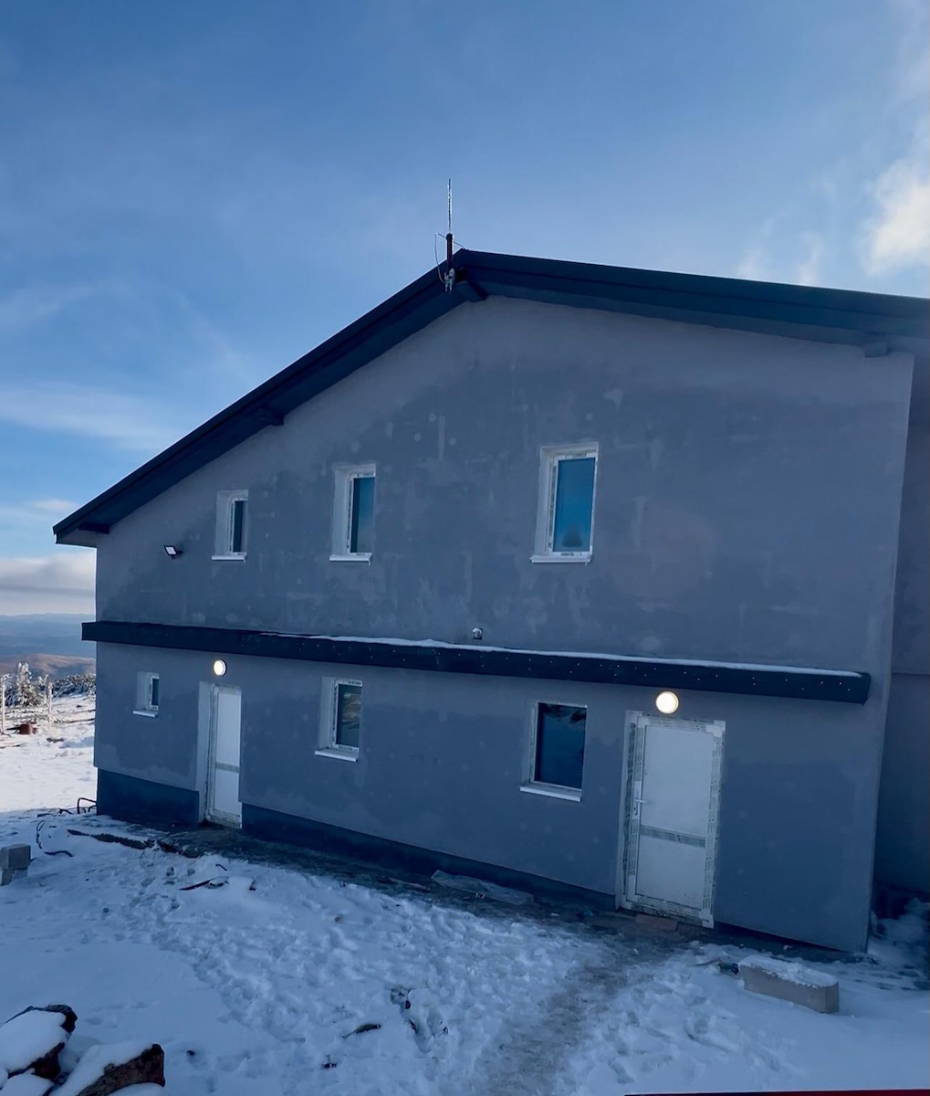 Cabana Stației Meteo Vlădeasa, reconstruită în timp record |Foto: Instituția Prefectului-Județul Cluj - Facebook