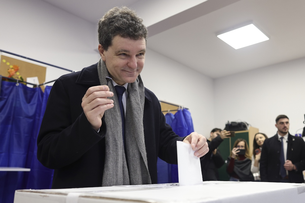 Președintele României, Nicușor Dan a votat la alegerile pentru primar general în Capitala României  Cuvinte cheie politica alegeri votare Drepturi de autor Inquam Photos / Octav Ganea