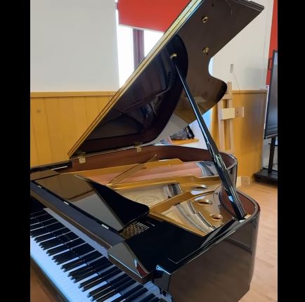 Zeci de piane de ultimă generație, pentru Colegiul de Muzică „Sigismund Toduță”|Foto: Emil Boc - Facebook