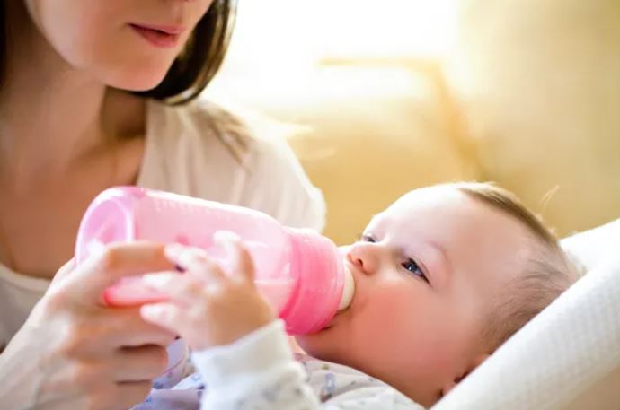 Mai multe loturi de lapte praf pentru sugari au fost retrase de la vânzare din mai multe magazine din Cluj| Foto: Depositphotos.com