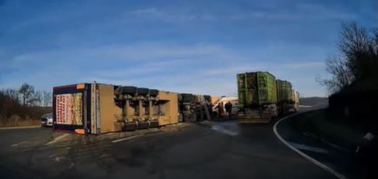 Camion încărcat cu 200 de porci, răsturnat la Topa Mică|InfoTrafic Jud.Cluj - Facebook