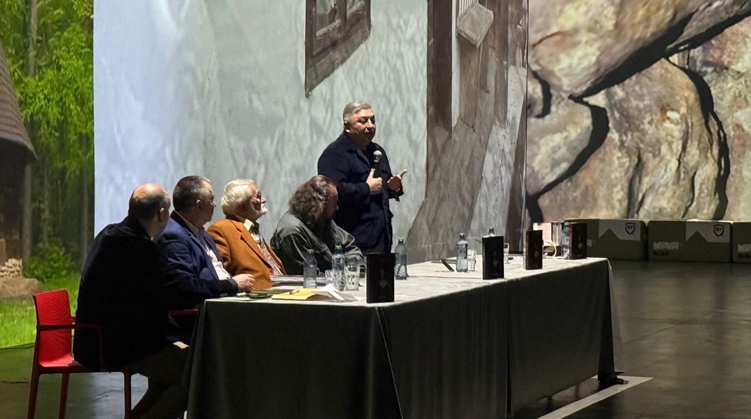 Alin Tișe și-a lansat primul roman: „Iubirea căutată prin păcate – IoVa”. |Foto: Consiliul Județean Cluj