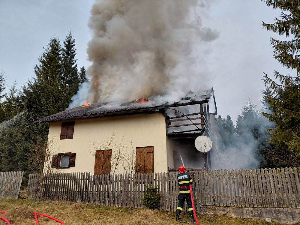 Cabana în flăcări la Beliș | Foto: ISU Cluj