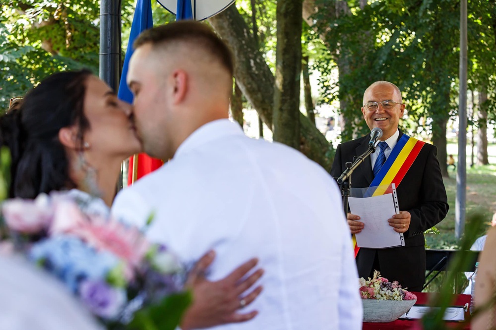 Primarul Emil Boc oficiază căsătorii în foișorul din Parcul Central| Foto: Primăria Cluj-Napoca - Facebook