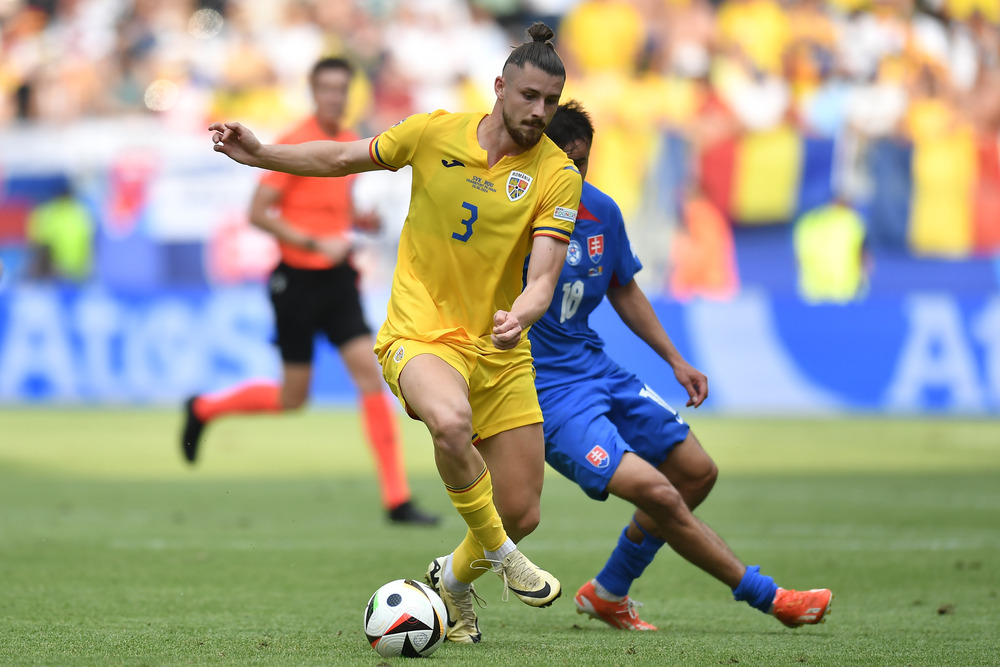 Radu Drăgușin în meciul dintre naționalele Romaniei și Slovaciei, din Grupa E a Campionatului European de fotbal - EURO 2024, desfasurat pe Frankfurt Arena | Foto: ALEX MICSIK / AGERPRES FOTO
