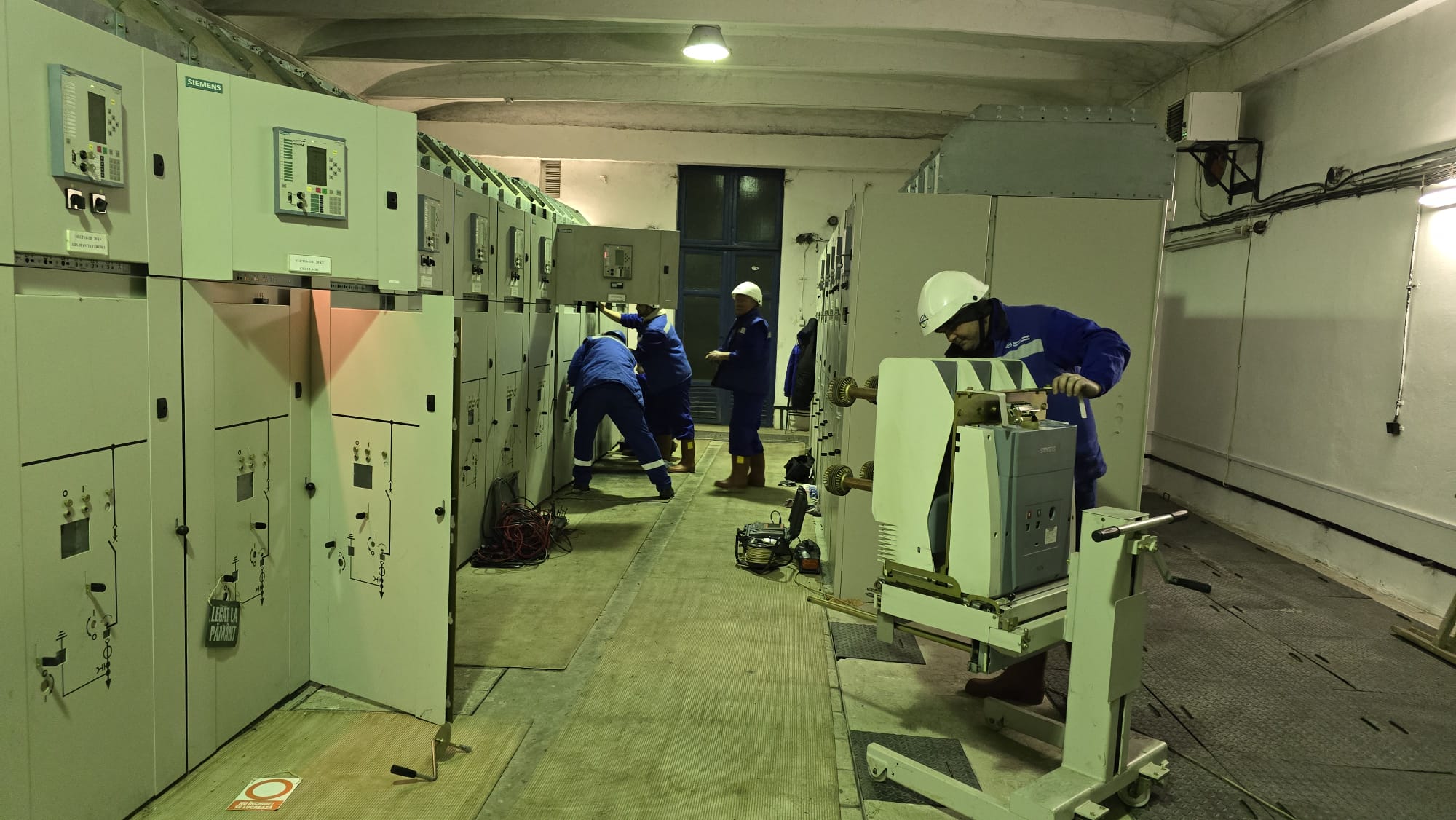 Angajații DEER Cluj au intervenit, luni, 29 decembrie 2025 pentru a remedia problemele electrice în comunele Apahida și Jucu | Foto: Maria Forna