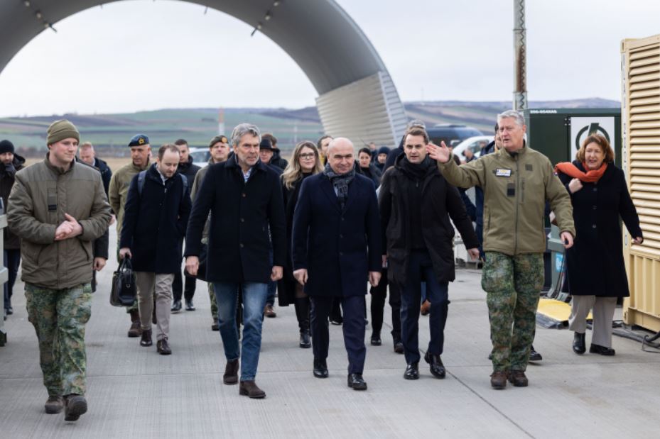 Consolidarea prezenței NATO pe Flancul Estic și apărarea colectivă, printre temele abordate de premierul Ilie Bolojan şi prim-ministrul Olandei în cadrul vizitei la Baza Aeriană din Câmpia Turzii|Foto: gov.ro