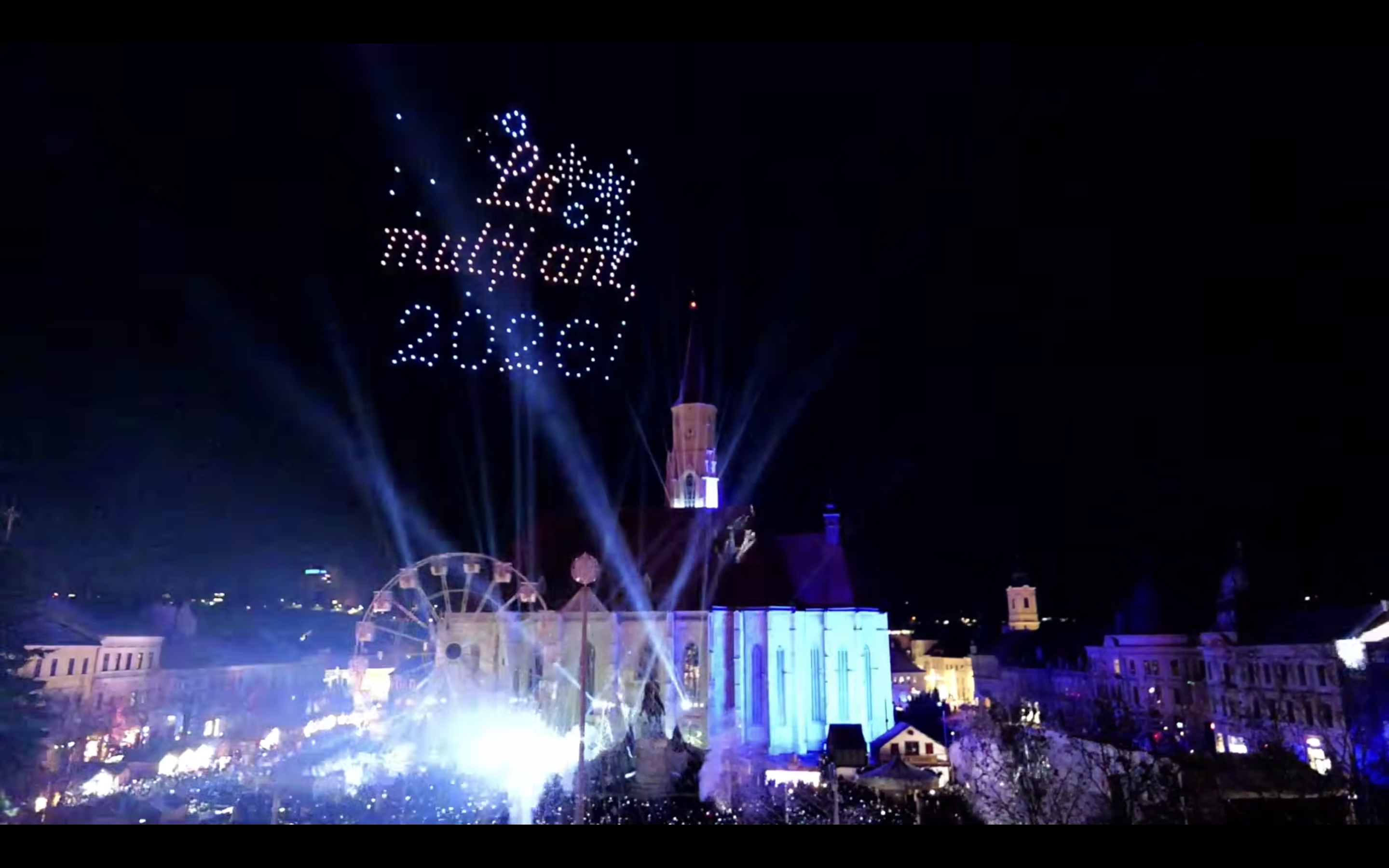 Clujenii s-au strâns în Piața Unirii din Cluj-Napoca în noaptea dintre ani | Foto: Captură video Facebook - Primăria Cluj-Napoca