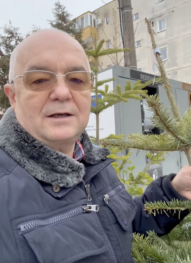 Primarul Emil Boc a anunțat că locuitorii din Cluj-Napoca că brazii de Crăciun vor fi colectați gratuit | Foto: Captură video Facebook, Emil Boc