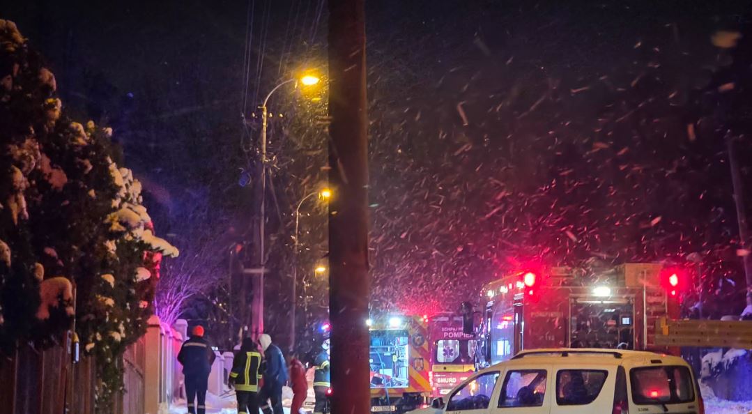 Intervenție a pompierilor clujeni la un incendiu care a cuprins un apartament dintr-un bloc de pe strada Republicii|Foto: monitorulcj.ro