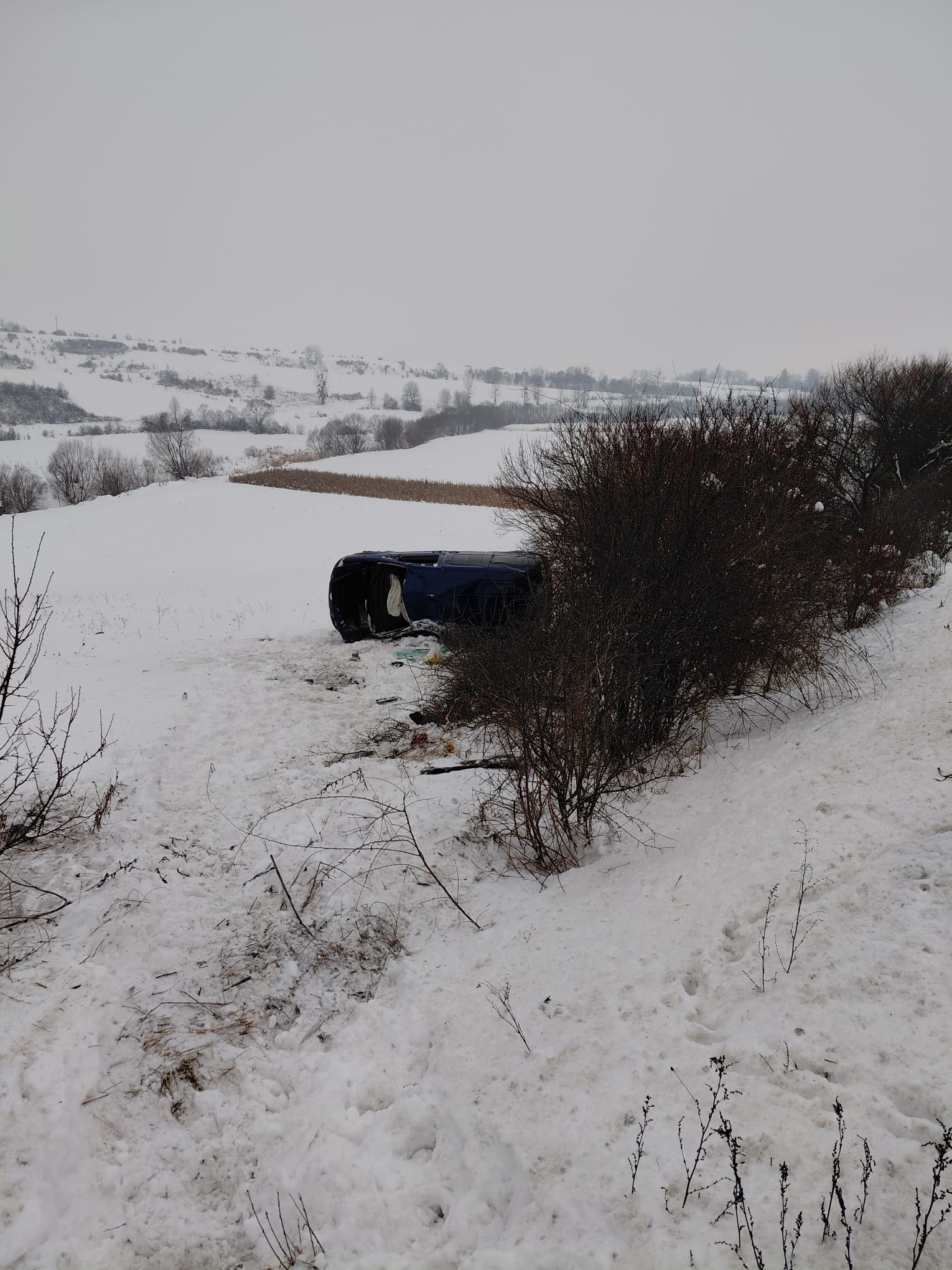 O mașină s-a răsturant înafara carosabilului, sâmbătă, 10 ianuarie 2025, la ieșire din localitatea clujeană Izvorul Crișului | Foto: ISU Cluj