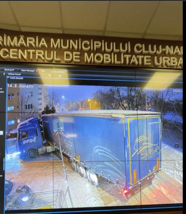 Un TIR blocat a „paralizat” traficul în Cluj-Napoca, marți, 13 ianuarie 2026 | Foto: Captură video, Emil Boc