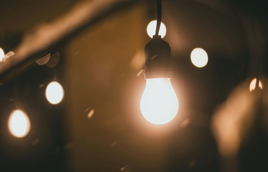 Soluţia prin care românii îşi pot reduce cu până la 35% costurile la energie electrică|Foto: pexels.com