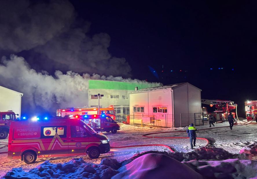 Incendiu de amploare la o fabrică din Iclod: Pompierii au mobilizat multiple forțe de intervenție|Foto: ISU Cluj
