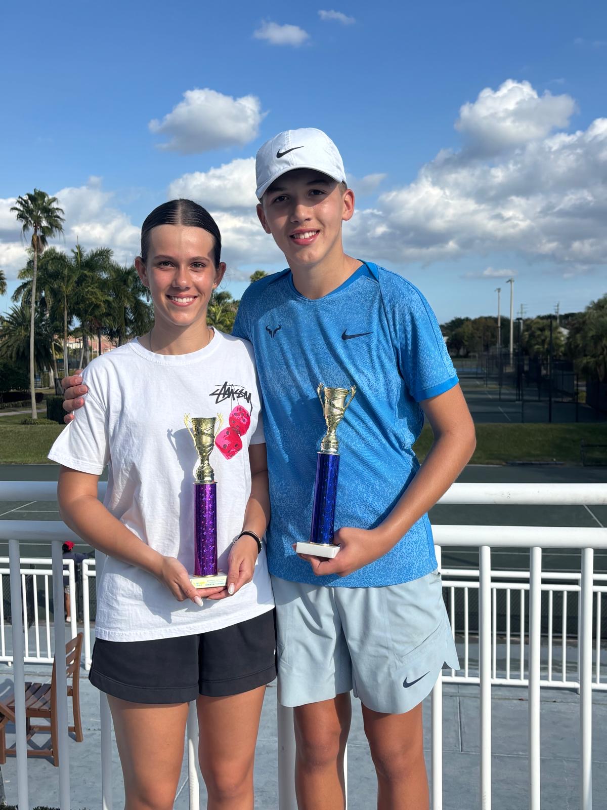 Tinerii tenismeni clujeni Patricia și Vlad Irimieș s-au întors din Statele Unite ale Americii cu trofee obținute la turneele organizate sub egida USTA. Patricia și Vlad sunt elevi ai Liceului cu Program Sportiv din Cluj-Napoca și sunt legitimați la Clubul Sportiv Napoca Tenis. Foto: arhiva personală