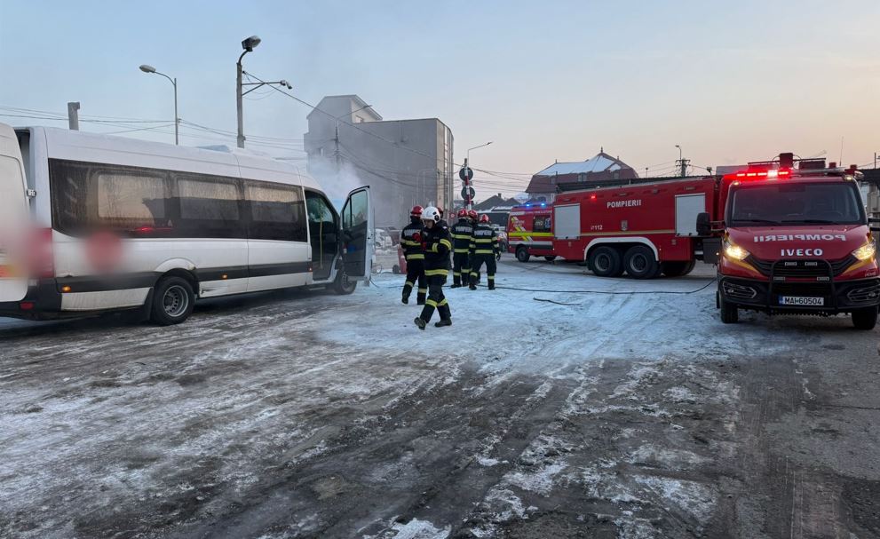 Intervenție contracronometru a pompierilor clujeni la autogara din Cluj-Napoca, unde un microbuz a fost cuprins de flăcări|Foto: ISU Cluj