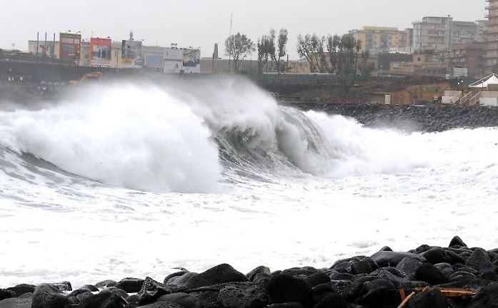 Sudul Europei a fost lovit din plin de ciclonul Harry, care a devastat orașele din Grecia, Italia și Spania.|Sursa X - Agronaut: Un ciclon mediteranean puternic, „Harry”, a lovit Sicilia. Viteza vântului a atins 100–120 km/h, iar înălțimea valurilor a ajuns la 8–9 metri (în unele locuri au fost înregistrate înălțimi de până la 10 metri)