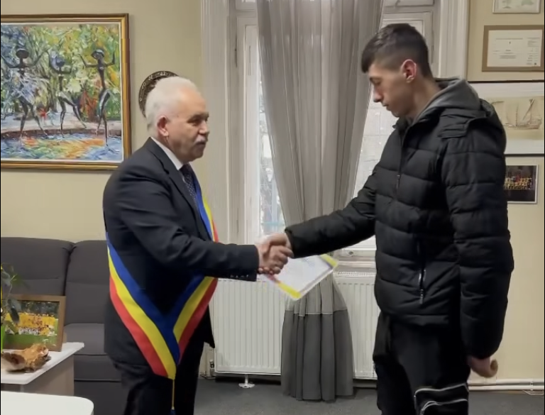 Tânărul care a salvat unul dintre copiii căzuți în Someș, premiat pentru gestul curajos| Foto: Captură video Facebook, Ovidiu Drăgan