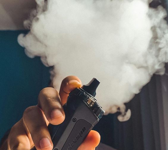 Peste 55.000 de români au semnat o petiție pentru interzicerea fumatului electronic în toate spațiile închise și modificarea legislației în acest scop|Foto: pexels.com