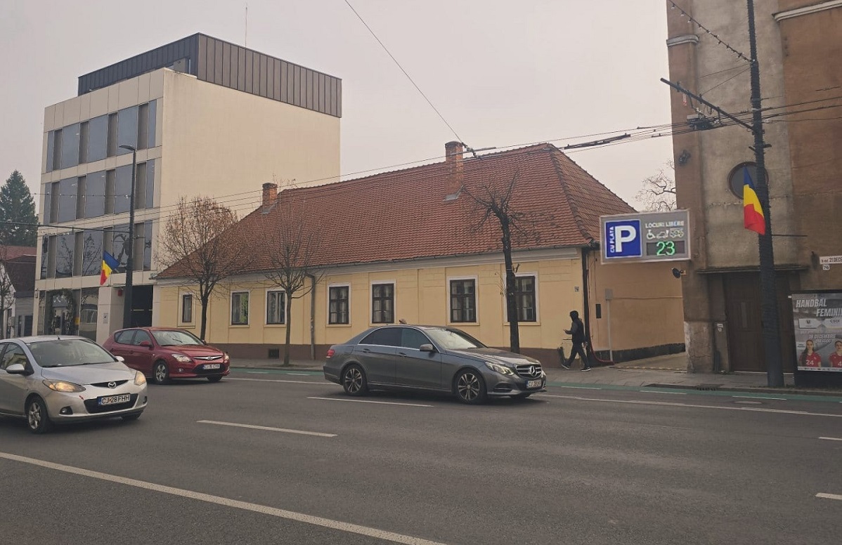 O veste bună pentru anul 2026 este finalizarea unui nou parking privat în centrul orașului. Este vorba despre parkingul suprateran de pe Bulevardul 21 decembrie, nr. 78.  | Foto: Intra Muros S.R.L