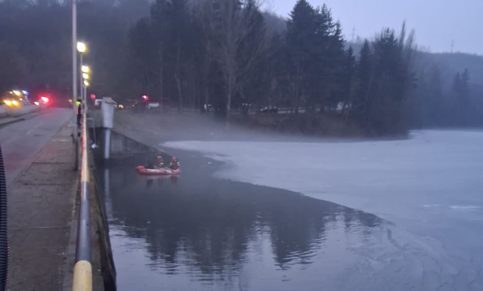 Victima căzută în apă lângă barajul Gilău, adusă la mal|Foto: ISU Cluj