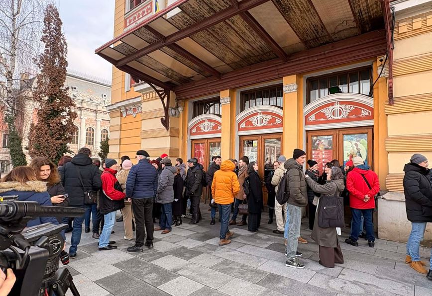 Zeci de artiști, în fața Teatrului Național din Cluj în semn de protest față de măsurile de normare a muncii: „Inițiativă riscantă pentru cultură”|Foto: monitorulcj.ro