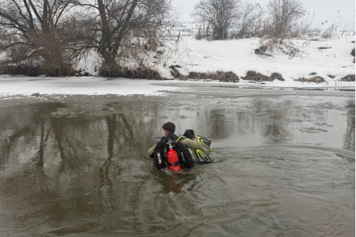 Localnicii intră în apă să-l găsească pe Sebastian, copilul dispărut de trei săptămâni  | Foto: ISU Cluj