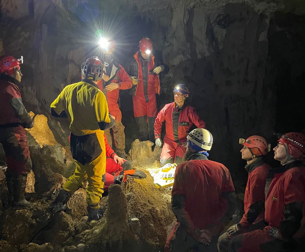 Exerciţiu în premieră naţională de salvare speologică, efectuat de speologi francezi şi români la Cluj|Foto: Consiliul Județean Cluj