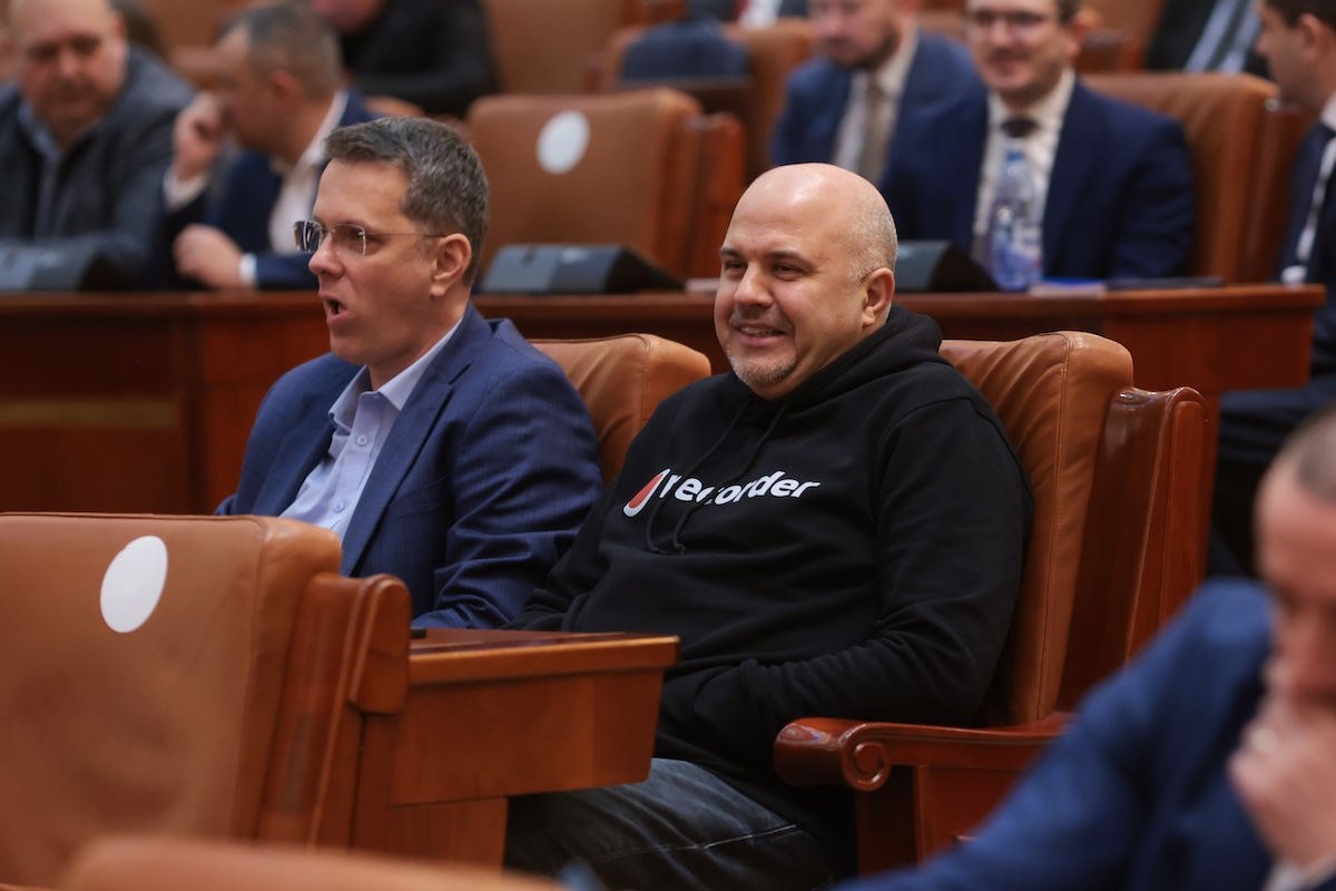Deputatul Emanuel Ungureanu a purtat în continuare hanoracul „Recorder” în Parlamentul României | Foto: Inquam Photos / George Călin