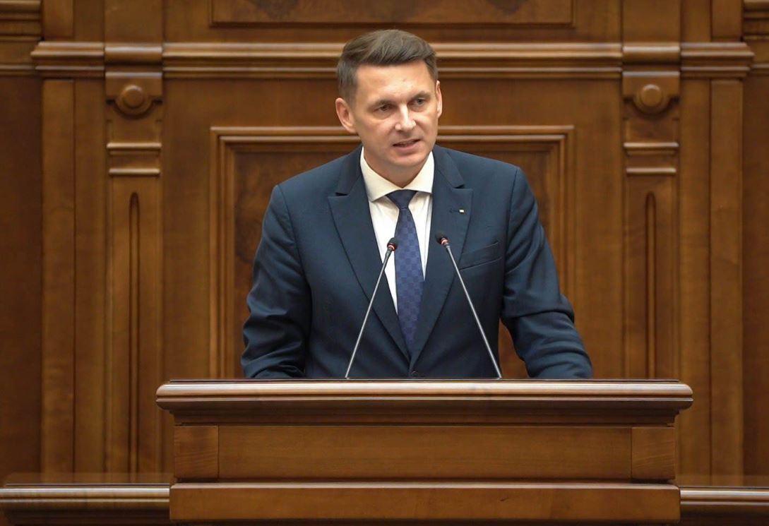 Președintele Senatului, clujeanul Mircea Abrudean i-a numit „golani” pe senatorii care s-au îmbrâncit în ședința de plen | Foto: Mircea Abrudean – Facebook