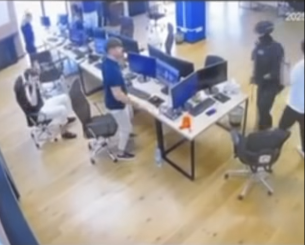 Escroci, prinși în flagrant de polițiști | Foto: Captură video Facebook, Poliția Română