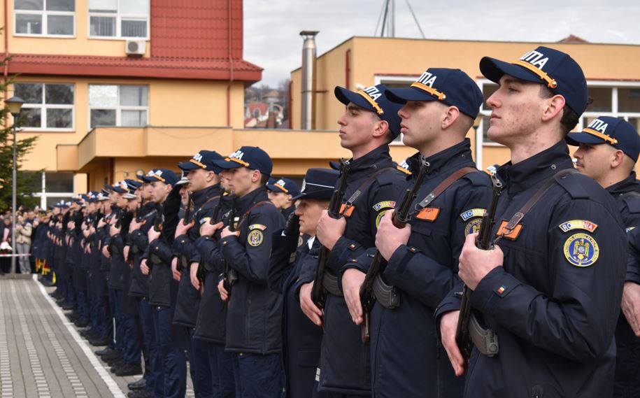296 de elevi ai Şcolii de Agenţi de Poliţie „Septimiu Mureşan” Cluj-Napoca au depus, vineri, jurământul de credință. Evenimentul oficial a făcut loc unui moment emoționant: o cerere inedită în căsătorie|Foto: Şcoala de Agenţi de Poliţie „Septimiu Mureşan” Cluj-Napoca
