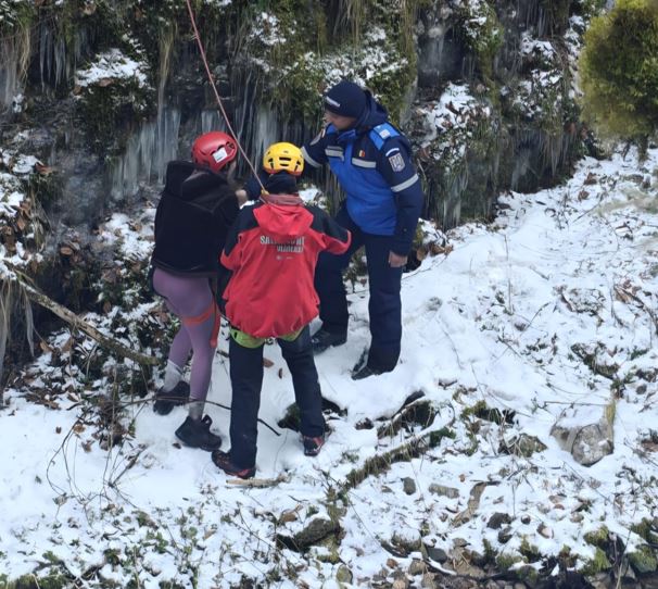 Turişti francezi blocaţi pe o stâncă, în apropierea Cascadei Vălul Miresei, salvaţi de jandarmii montani şi salvamontişti|Foto: Inspectoratul de Jandarmi Județean Cluj – Facebook