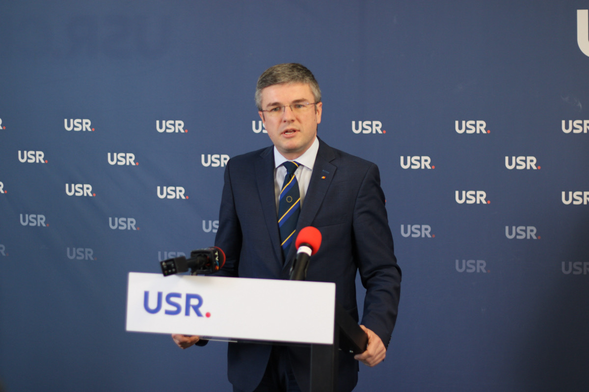 Ministrul Economiei, Irinel Darău, în timpul conferinței de presă susținute la sediul USR Cluj, unde a explicat numirea lui Viorel Salvador Caragea la Uzina Mecanică Sadu. | Foto: Valentina Prelipcean, monitorulcj.ro