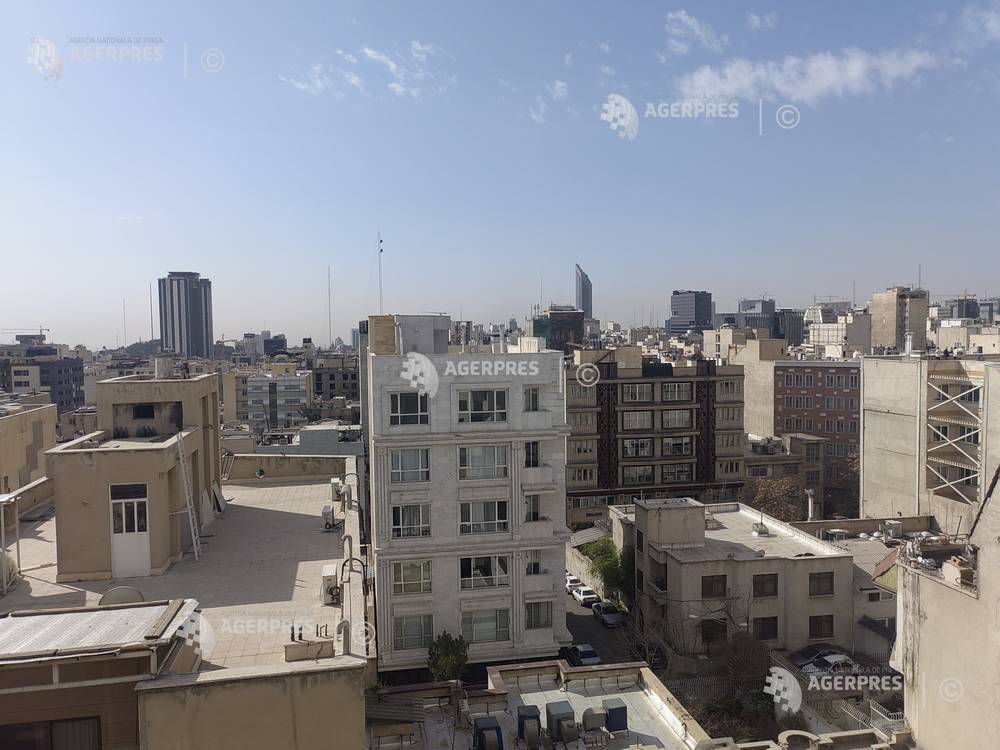 Teheranul începe să revină treptat la viață, în ciuda bombardamentelor și a ploii toxice apărute după lovirea depozitelor de petrol. | Foto: Agerpres.ro