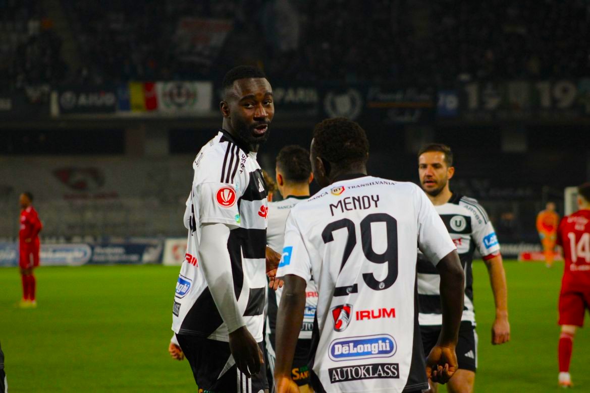 Issouf Macalou (cu fața), extrema Universității Cluj / Foto: Mădălina IVAN, monitorulcj.ro